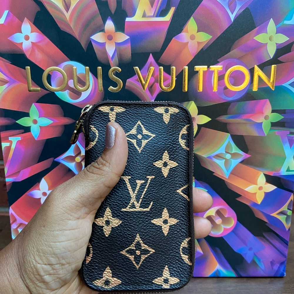 LV - 6 Key w/ zipper - Picture 4 of 15